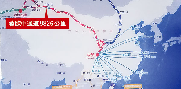 (左)フォックスコン工場付近を最新の路面電車が走る=市北西部(右)成都市中心部の春熙路にある商業施設、国際金融中心(IFS)