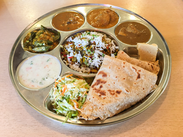 レカで提供されているインドカレーのランチ(セガラン郷子撮影)