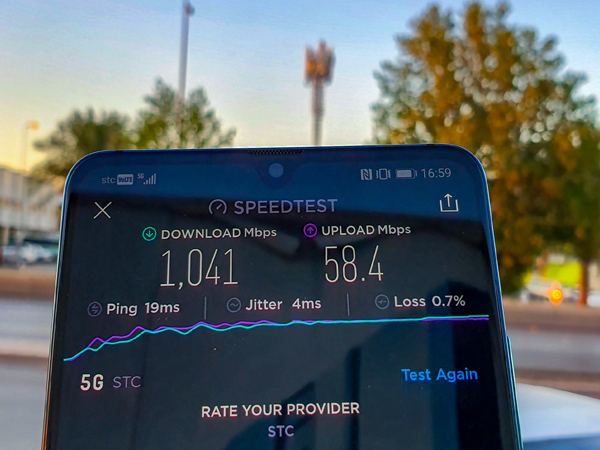 ファーウェイ製の5Gスマホで1Gbps超の高速通信を体験=2019年12月、サウジアラビア・リヤド(筆者撮影、以下同)