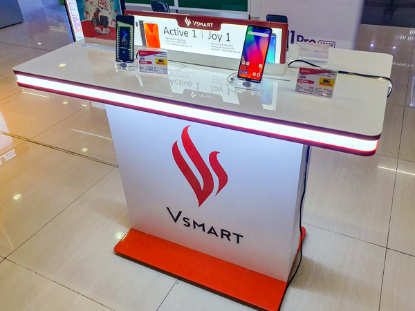5Gスマホや5G基地局の開発を表明したVスマートのスマホ=19年4月、ベトナム・ハノイ