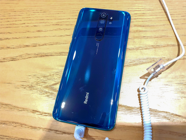 シャオミがオンラインチャネルを強化するレッドミブランドのスマホ=2019年9月、中国・大連市