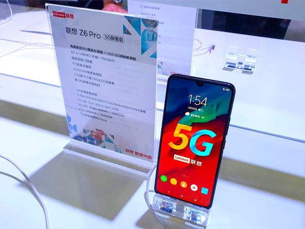 聯想集団が傘下企業を通じて中国・武漢市で製造した5Gスマホ =2019年6月、上海市