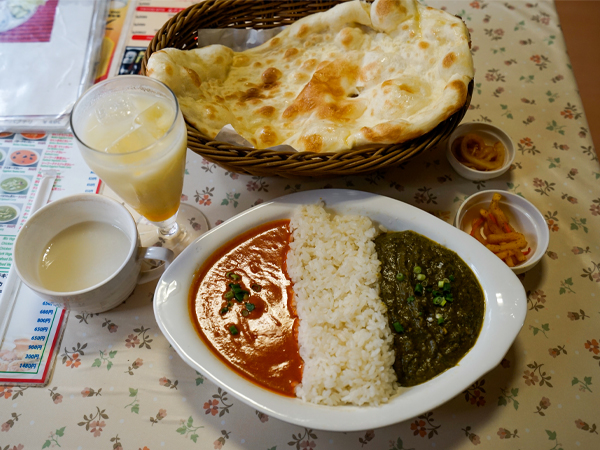 ギータの鮮やかな色味のコントラストが目を惹くギータの2色カレーセット、ナン付き。ナンと辛さが選べるカレーの組み合わせも今やすっかり定着した
