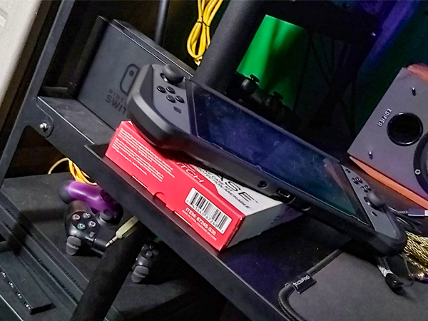 ゲームが趣味。任天堂の「ニンテンドースイッチ」など日本のゲームメーカーの機器が作業スペースのあちこちに(同))