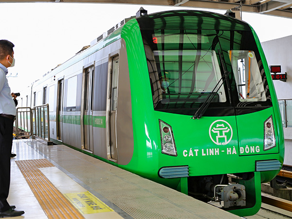 明るい緑を基調とした近代的なデザインの車両=21年11月、ベトナム・ハノイ市イエンギア駅