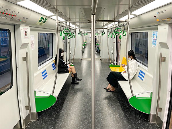 車内の様子。開業2カ月後にはがらがらに空いていた=22年1月、ベトナム・ハノイ市