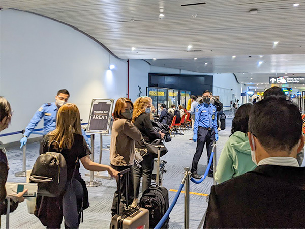 スカルノ・ハッタ国際空港の到着ロビーの様子。書類審査のカウンターが設けられ、入国者は列になってチェックを受けた=1月7日(NNA撮影)