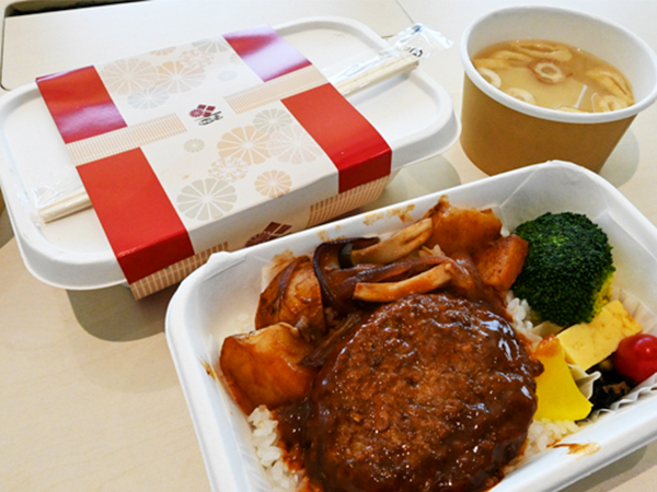「和田弁当」で人気のハンバーグ弁当。味はもちろん、ホットチェーン(高温物流)での販売に適した食材と調理法で彩りや食感にも気を配っている=10月、数碼港(NNA撮影)