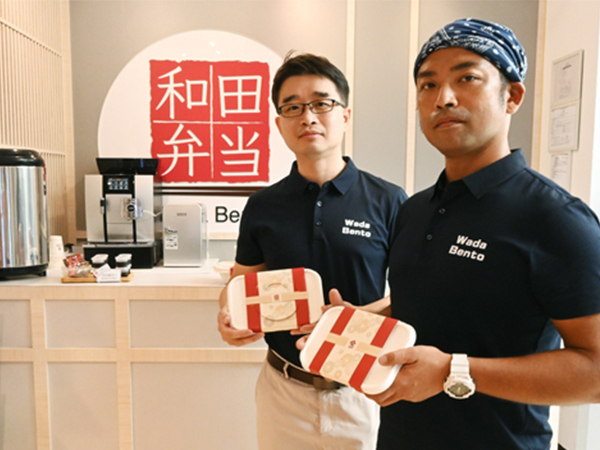 和田弁当を運営する鎌倉食品のチェンCEO(左)と及川シェフ=10月、数碼港(NNA撮影)