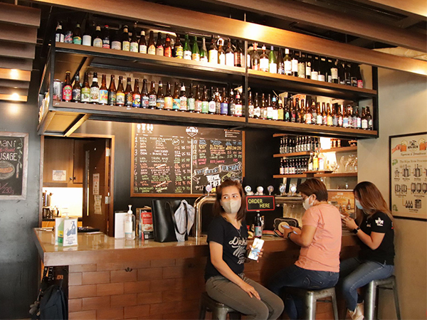 ワース・ザ・ヘルス・フーズが展開する飲食店=8月上旬、マニラ首都圏マカティ市(NNA撮影)