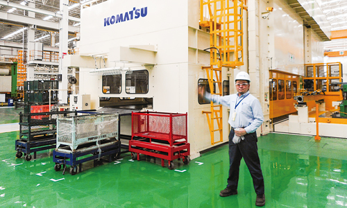 YAGMの3,500トントランスファープレス機と菅原社長