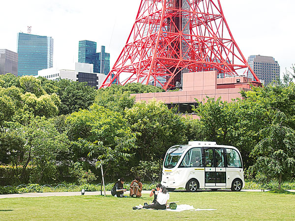 SBドライブが運行管理した仏ナビヤの自動運転バス=東京・港区