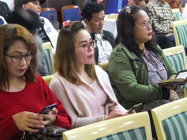 礼拝中にスマートフォン(スマホ)・・・かと思えば、実はインドネシア語の聖書を参照。ペトラ牧師も「今はこれが普通」と話し、参列者の3~4割がスマホで代替していた。日本キリスト教団によると「日本人の教会では使われないが、世界では一般的。特にアジア系の教会では多く見られる光景」という=茨城・大洗町(NNA撮影、以下同)