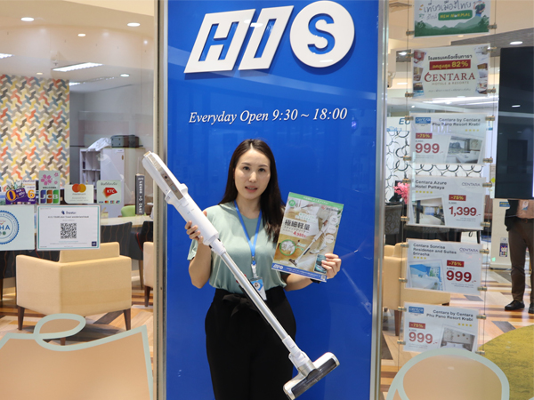 HISツアーズはアイリスオーヤマ製の軽量スティッククリーナーなどの家電販売を始めた=7月、タイ・バンコク(NNA撮影)