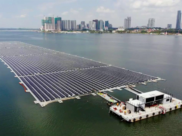 サンシープがジョホール海峡に設置した世界最大級の浮体式洋上太陽光発電システム(同社提供)