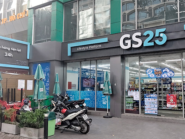 GSリテールの「GS25」はベトナムで100店舗を運営。先行する日系コンビニを追う=ベトナム・ホーチミン(NNA撮影)