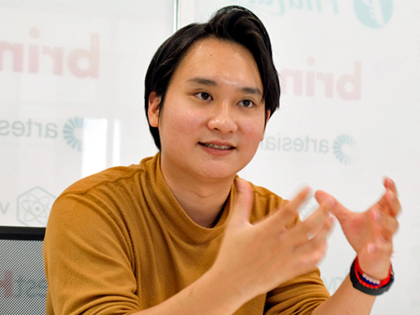 「家畜の食肉は将来的に人工肉に取って代わる」と話すジャックCEO=21年1月、スランゴール州(NNA撮影)