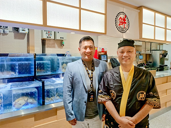 現地法人責任者の竹内氏(左)と鮮選寿司の責任者を務める山口氏(NNA撮影)