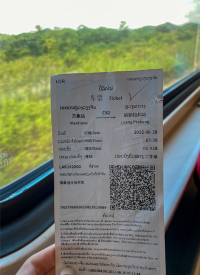 ビエンチャンからルアンプラバンに行く列車内。運賃は1等車が38万1,000キープ(約3,350円)、2等車が24万1,000キープ、普通車が17万キープ(いずれも22年6月時点の公式価格)=8月28日(筆者提供)