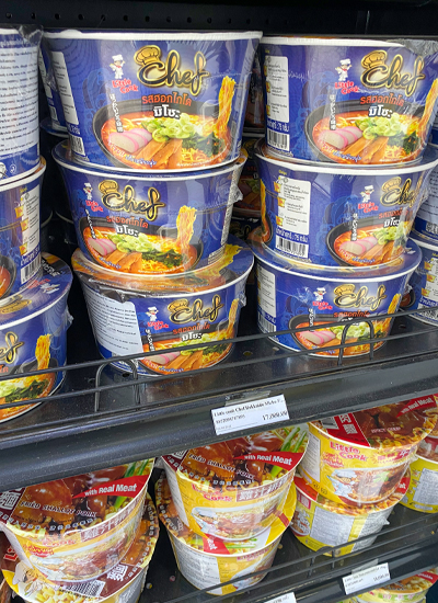 ビエンチャンのスーパーマーケット。「ほっかいどう味噌」と日本語で表記された即席カップ麺。売価1万7,000キープ=8月27日(筆者提供)