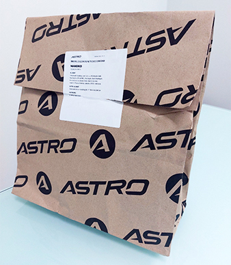 Astroは紙袋で商品を配達(NNA撮影)